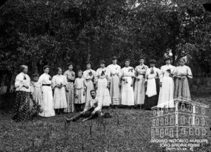 Grupo no Veraneio Germani. Caxias, 1909. Autoria: Domingos Mancuso. Doação: Francisco Fortuna. Fundo Domingos Mancuso. Acervo: AHMJSA.