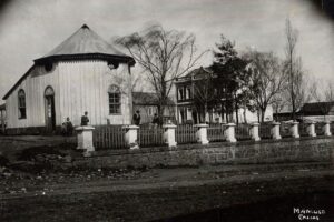 O quiosque de Francisco Dal Prá na praça Dante Alighieri, em 1909. Autoria: Domingos Mancuso. Doação: Francisco Fortuna. Acervo: AHMJSA.