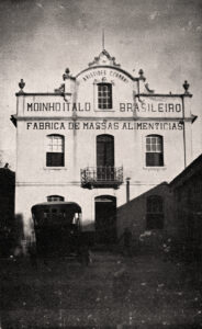 Fachada do estabelecimento, então denominado Moinho Ítalo-Brasileiro, também fábrica de massas alimentícias. Fonte: Campos Neto (1939).