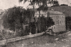 O moinho em outro ângulo, por volta de 1925. Fonte: Cinquantenario (1925).
