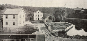 Legenda da publicação: Vista da frente do estabelecimento e moradias. Fonte: O Rio Grande do Sul Colonial (1918).