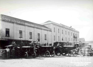 Tratores prontos para seguir para Vacaria em frente ao Moinho Ítalo Brasileiro Aristides Germani. Caxias, [década de 1930]. Autoria: Studio Geremia. Fundo Studio Geremia. Acervo: AHMJSA.