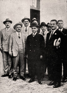 Visita de Getúlio Vargas (ao centro da imagem), em 1929. À frente, Aristides Germani (esq.) e Celeste Gobbato (dir.). Fonte: Campos Neto (1939).