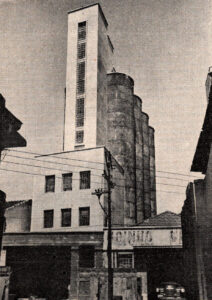 Legenda da publicação: Uma vista do gigantesco silo erigido junto ao Moinho Germani na capital do estado. Este silo é o mais bem aparelhado do Rio Grande do Sul, contando com equipamento moderno, importado da Suíça. Fonte: Álbum dos 75 Anos (1950).
